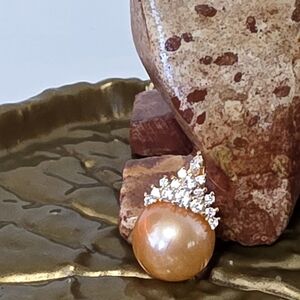 Elegant Gold Pearl Necklace with Crystal Accents